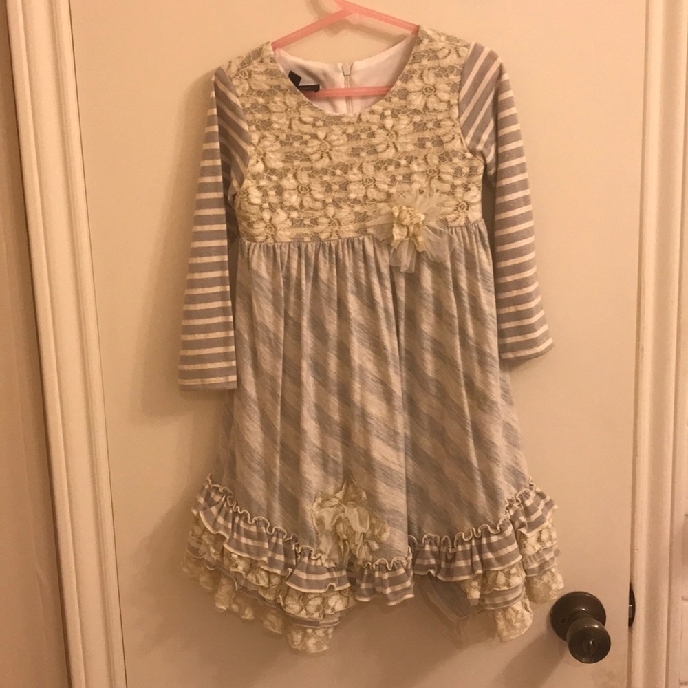 Isobella & Chloe gray and off white lace dress